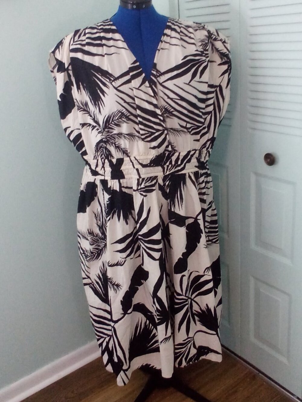 H&M 4XL V-NECK B&W TROPICAL PRINT 100% COTTON SMOCKED ELASTIC WAIST FLARED SKIRT